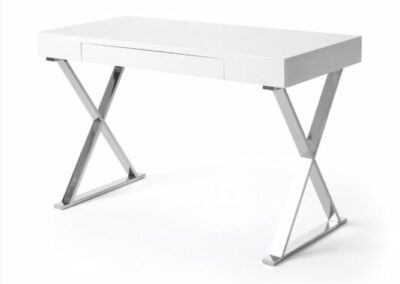 Mesa de escritorio lacado en blanco brillo con patas en inox con un cajón central en medidas 120x55x76cm.