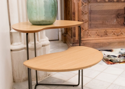 Conec-Table, una serie de mesas de complemento que nos facilitan uno de los gestos que más a menudo realizamos en nuestras casas: cargar nuestro móvil o Tablet.