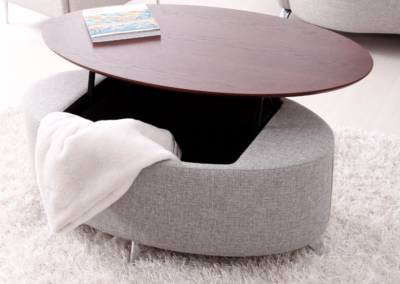 Otis es el modelo de mesa ovalada, para aquellos que tienen módulos de formas curvas o quieren darle un aire diferente a su salón.