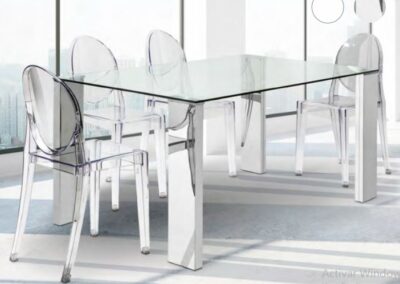 Mesa con patas metálicas o lacadas en color blanco brillo y sobre en cristal transparente.