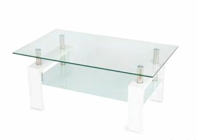 Mesa de centro con tapa superior en cristal transparente, soportes cromados y revistero en cristal translúcido. Patas lacadas en color blanco brillo.