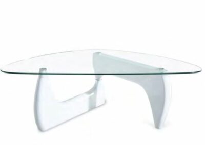 Mesa de centro con base lacada en blanco y cristal templado transparente.