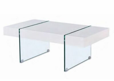Mesa centro con sobre lacado en blanco y patas de cristal templado.