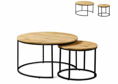 Set de mesas redondas con sobre en simil roble y estructura metálica en color negro.