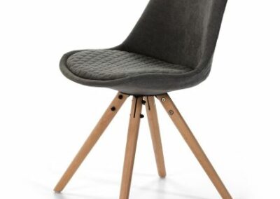 Silla con asiento dibujado tapizada en gris oscuro, gris y mostaza, con patas en madera maciza de haya.
