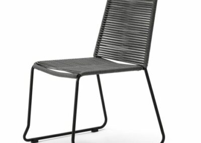 silla en color gris y turquesa con patas metálicas en negro.