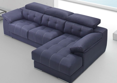 El hilo puede ir contrastado para dibujar más las líneas del sofá.