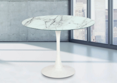Mesa con sobre de cristal templado con acabado efecto mármol. Pié central y base metálicos de color blanco.