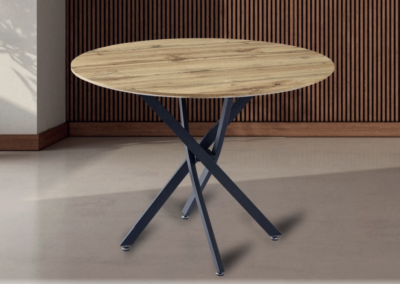Mesa redonda efecto madera, con patas metálicas en color negro.