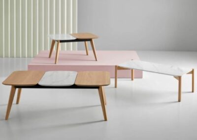 Mesas en chapa de roble combinadas DM efecto marmol y patas en madera maciza de haya.
