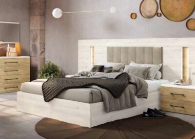 Dormitorio enna con cabecero tapizado en petra en color blanco nordic combinado con bora. Mesita ino. Canapé elevable recto. Colores a elegir.