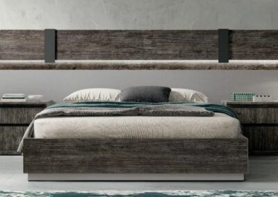 Un dormitorio donde se aprecia el estilo natural de la madera con el toque industrial del metal.