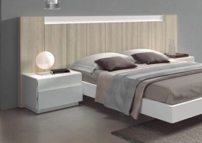 Un dormitorio totalmente funcional, aro cama suspendido para una mejor limpieza.