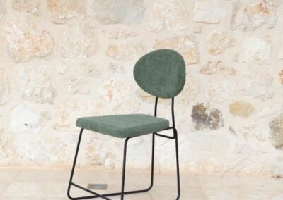 Así fue como nació la colección Planet Chairs, 4 tipos de asientos, disponibles con la base tanto en madera de haya como en varilla metálica, y con 10 diseños de respaldos distintos que nos permiten infinidad de combinaciones.