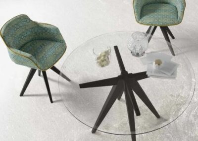 Mesa de comedor redonda con tapa en cristal. Patas metálicas lacadas en 10 colores diferentes.