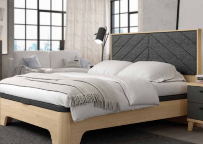 Dormitorio cabezal tapizado hill en color roble combinado con grafito. Mesitas con patas inclinadas y bañera forma. Tapizado black.