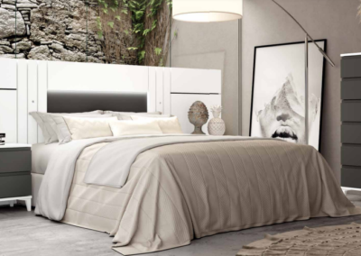 Dormitorio ena con led en el plafón central en color blanco combinado con grafito. Mesitas con patas piramidales en blanco.