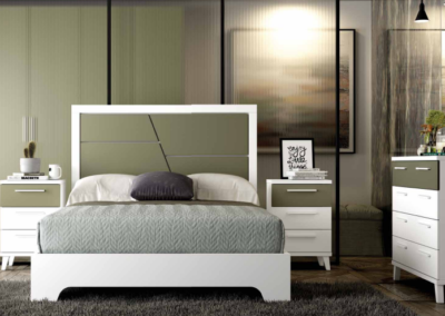 Dormitorio yoki en color blanco combinado con verde oliva. Mesitas con patas inclinadas. Bañera forma.