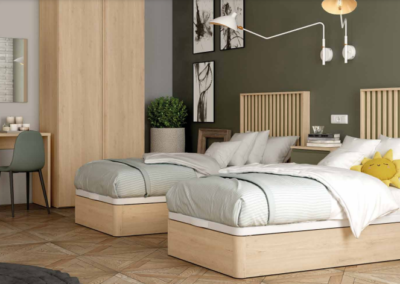 Dormitorio camas gemelas minix en color roble combinado con verde oliva. Canapés elevables.