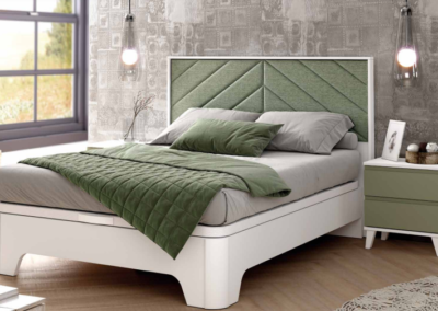 Dormitorio con cabecero tapizado hill rn color blanco combinado con verde oliva. Tapizado green, Mesitas con patas inclinadas y canapé elevable.