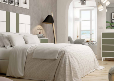Dormitorio step en color blanco combinado con verde oliva. Mesitas con patas inclinadas.