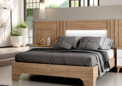 Dormitorio ena con leds en plafón central en color nogal combinado con blanco. Mesita patas inclinadas y bañera forma.