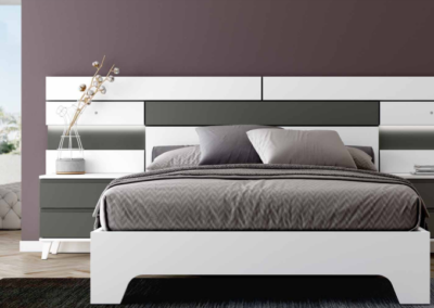 Dormitorio horizon con leds laterales en color blanco combinado con grafito. Mesitas con patas inclinadas y bañera forma.