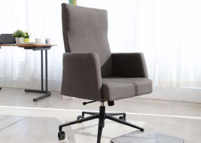 Su diseño y aspecto tapizado aporta un toque más natural y contemporáneo que cualquier otra silla de oficina.