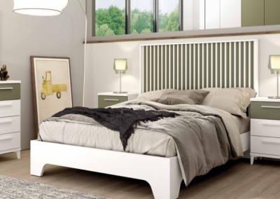 Dormitorio verty en color blanco combinado con verde oliva. Mesitas con patas piramidales y tiradores l color aluminio.