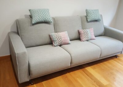Sofá de grandes dimensiones con dos o tres asientos, que nos aportan una comodidad increíble.