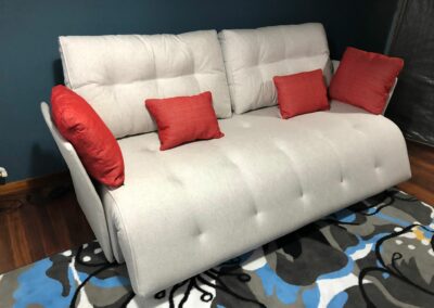 Además, el respaldo presenta un ingenioso sistema también motorizado que permite regular la profundidad del sofá y la inclinación del respaldo, y así poder utilizar el sofá como relax para cuatro personas.
