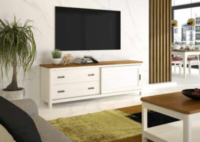 Módulo tv en madera con puerta corredera en una gran variedad de acabados. Medidas 190cm x 61cm x 43cm.