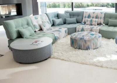 Son mesas tapizadas con tapa elevable y arcón, que podemos personalizar y combinar con nuestro sofá o sillón.