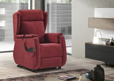 Un sillón reclinable con apertura eléctrica, elevador y sistema de elevación vertical + 10 cm. La perfección de los detalles marca la diferencia. También con apertura manual.