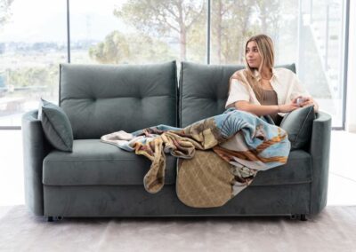 Aprovecha las múltiples posibilidades de personalización que ofrece el sofá cama Apolo y crea el espacio perfecto para recibir visitas o disfrutar de momentos de descanso.