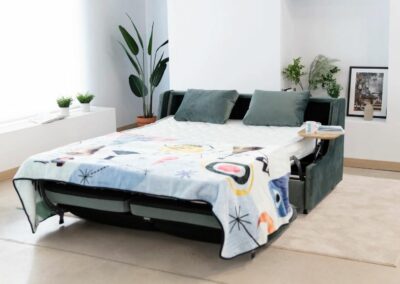 Este sofá cama destaca por su gran comodidad tanto en su función de sofá como en la de cama. Utiliza un mecanismo de apertura italiana que es fácil de usar y muy ligero, lo que facilita su conversión en cama sin apenas esfuerzo.
