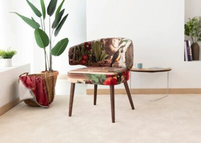Con su diseño atemporal, esta silla de complemento se adapta a cualquier tipo de ambiente, ya sea moderno, clásico o contemporáneo. Su tapizado de alta calidad agrega un toque de elegancia y sofisticación a tu hogar.